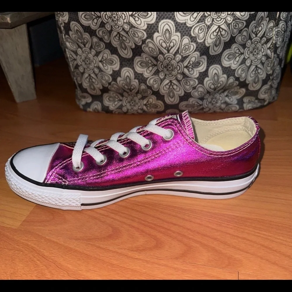 SOLD!! Converse Women’s Chuck Taylor Sneakers in Metallic Magenta. - Picture 4 of 10